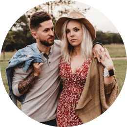 Couple s'embrassant en plein air, vêtu de vêtements décontractés, prêt pour une aventure islandaise.