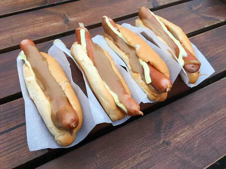 Hot Dogs : le plat national non officiel de l'Islande Un hot-dog islandais traditionnel servi sur un étal de rue, tenu à la main.