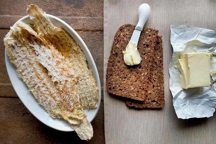 Harðfiskur: viande séchée de poisson Assortiment de viande séchée et de poisson islandais, une collation riche en protéines et typique de l'Islande.