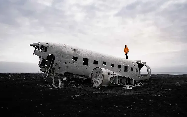 L'&eacute;pave de l'avion DC-3 sur la plage noire de Solheimasandur en Islande, un site embl&eacute;matique.