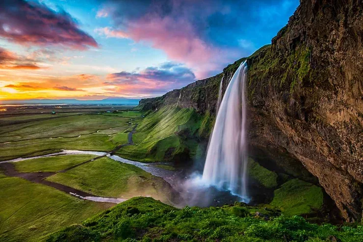Magnifique cascade de Seljalandsfoss en Islande, entour&eacute;e de paysages verdoyants.