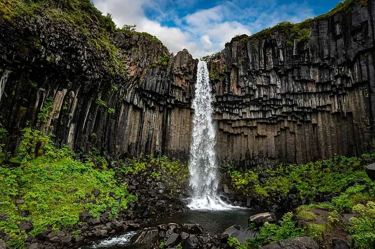La cascade Svartifoss en Islande, entour&eacute;e de colonnes de basalte noir uniques.
