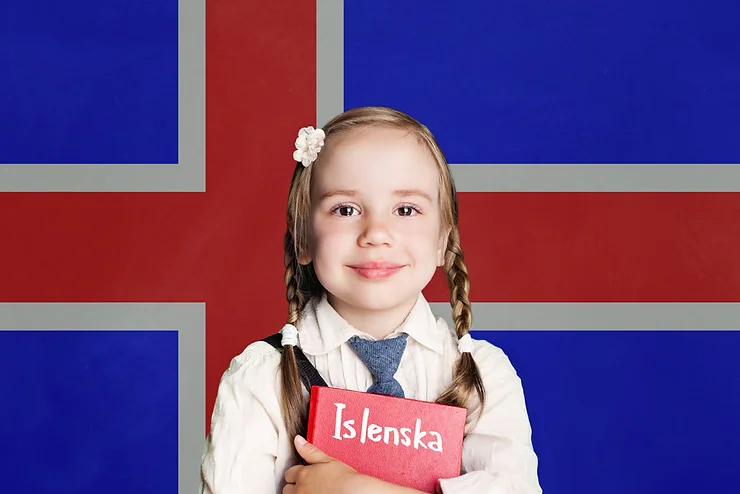 Une petite fille avec des tresses et un livre rouge intitulé « Islenska » à la main. En arrière-plan, le drapeau islandais.