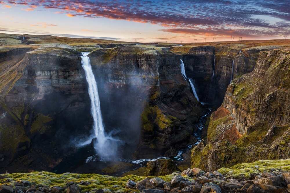 Haifoss au crépuscule, cascade islandaise à double chute entourée de falaises majestueuses.