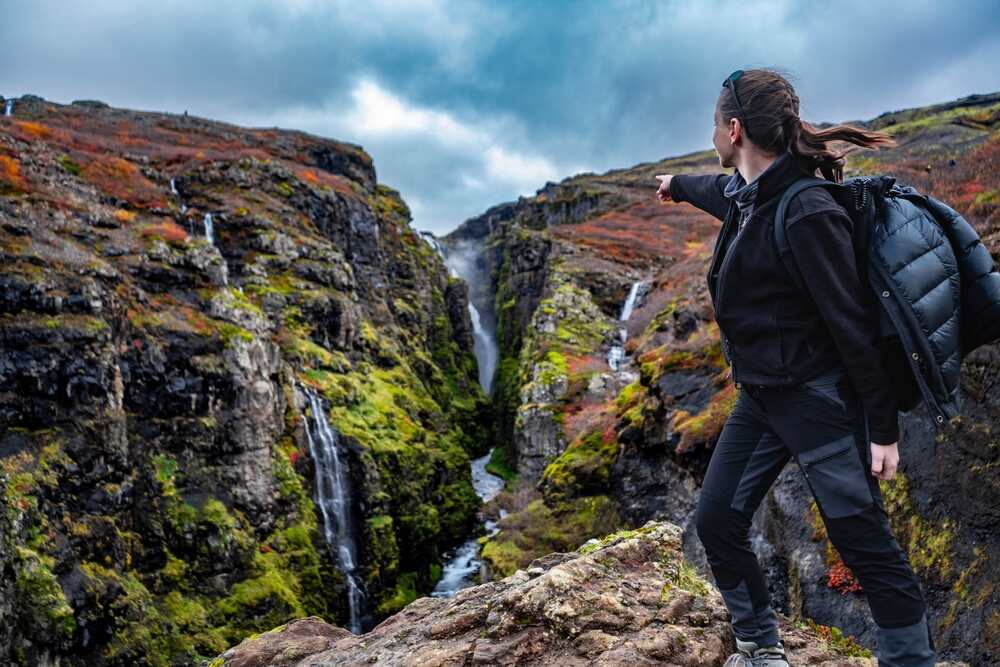 L’une des cascades les plus hautes d’Islande, entourée de falaises abruptes et de verdure.
