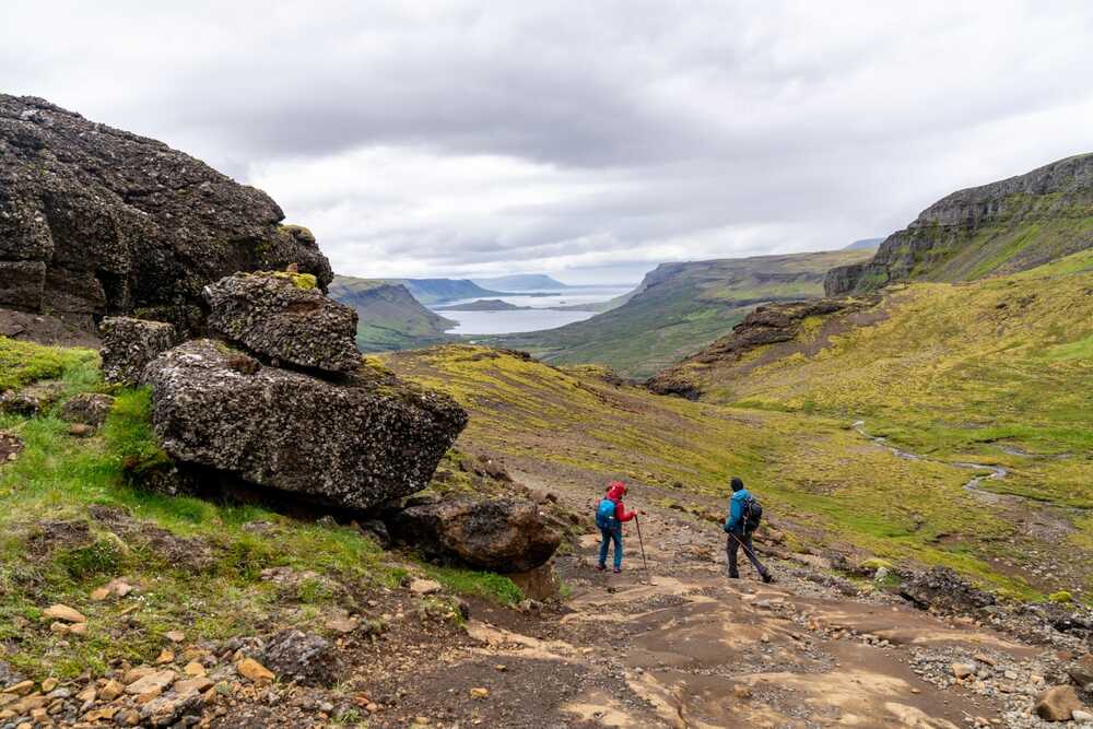 Paysage paisible au retour de la randonnée de Glymur, avec rivière et montagnes en toile de fond.