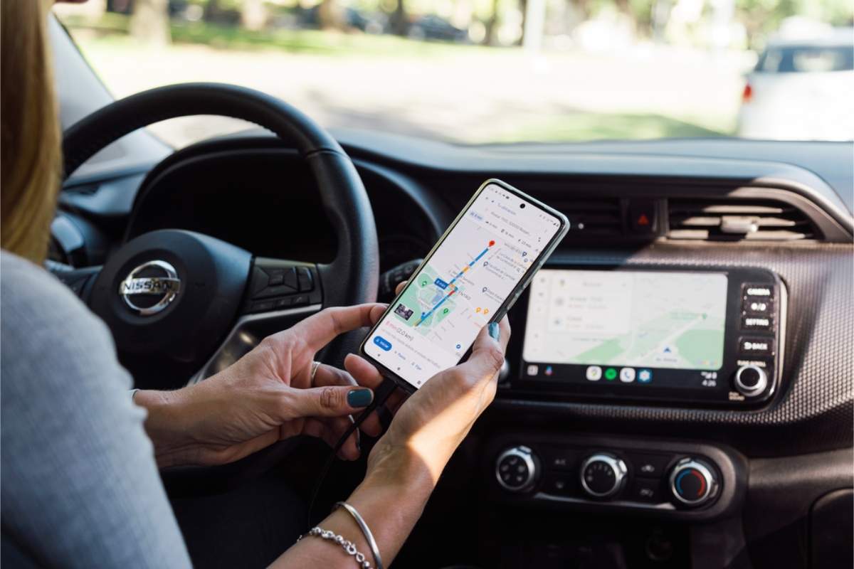 Conducteur recherchant des indications de navigation sur l’application Google Maps sur son téléphone