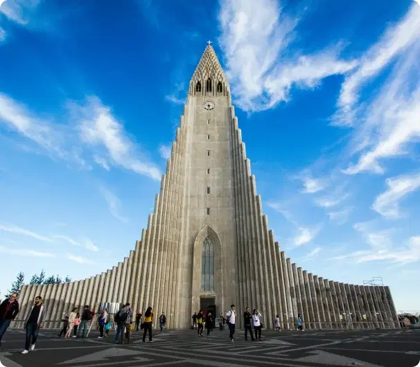 Touristes visitant l’église Hallgrímskirkja à Reykjavik, symbole de nos valeurs d’honnêteté et de transparence depuis 2013.
