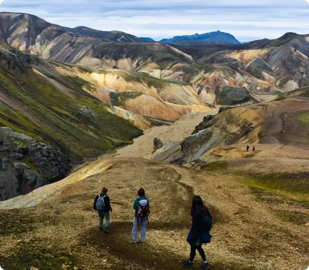 Randonneurs dans la région colorée de Landmannalaugar, symbole de notre service client personnalisé.