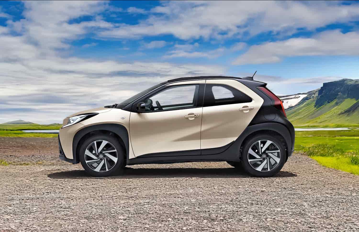 Toyota Aygo orange vif avec boîte automatique, idéale pour 4 passagers, compacte et efficace pour les déplacements en ville en Islande.