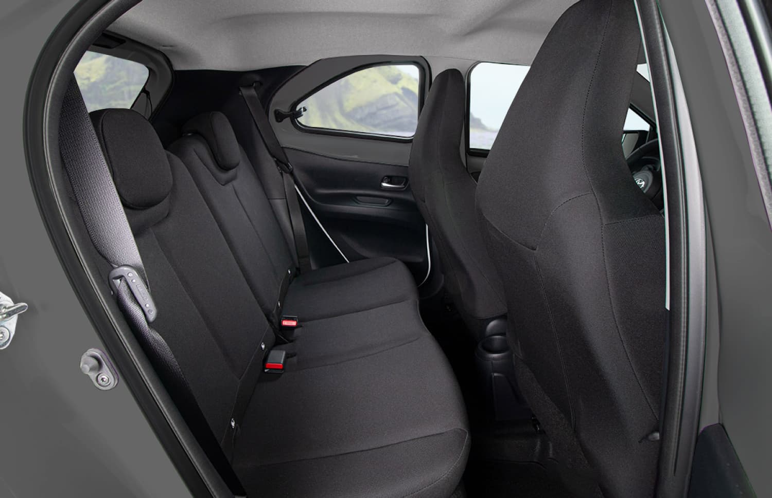 Toyota Aygo orange vif avec boîte automatique, idéale pour 4 passagers, compacte et efficace pour les déplacements en ville en Islande.