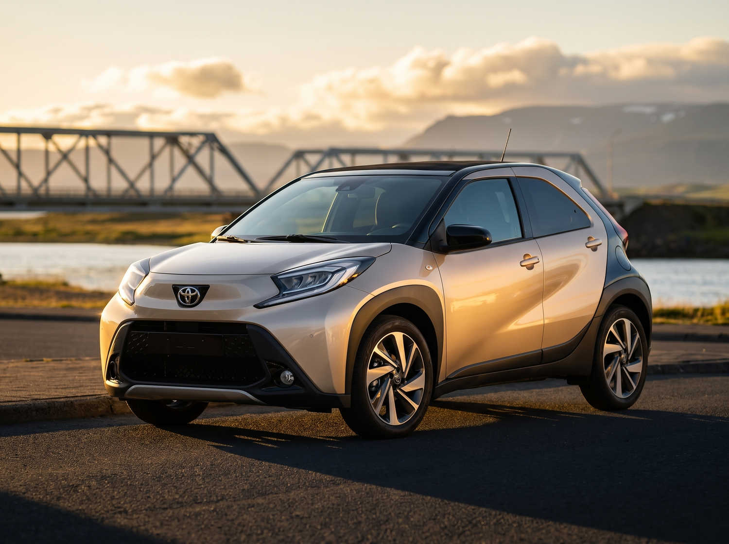 Toyota Aygo orange vif avec boîte automatique, idéale pour 4 passagers, compacte et efficace pour les déplacements en ville en Islande.