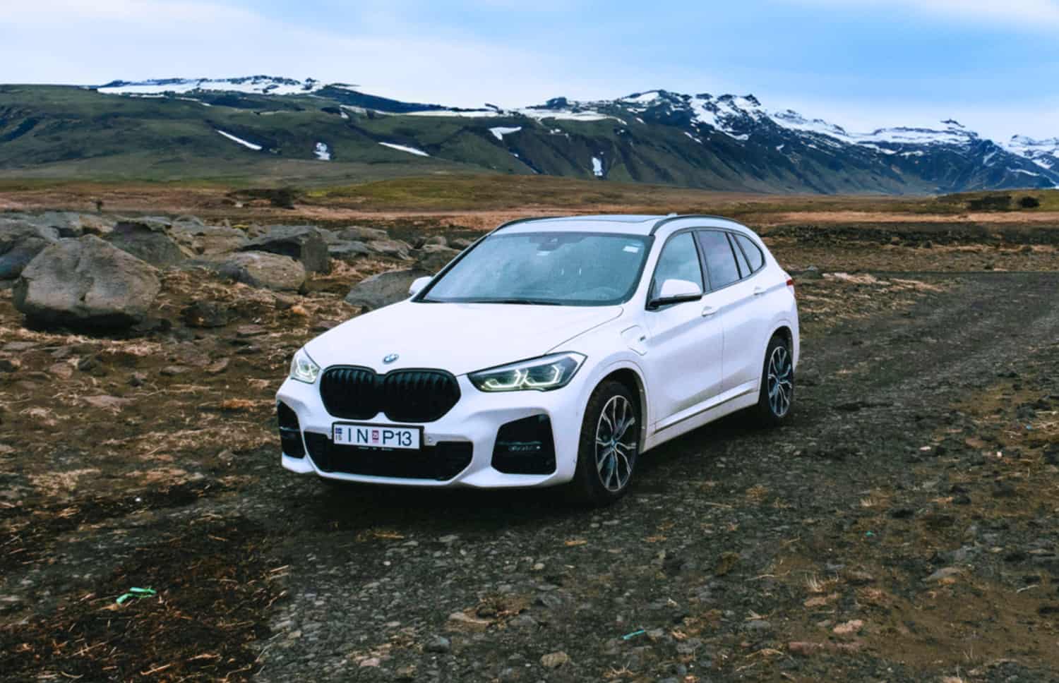 BMW X1. Un véhicule de location élégant pour les rues de la ville et les routes en gravier d’Islande, offrant une excellente efficacité énergétique et un grand confort pour explorer les paysages variés de l’Islande.