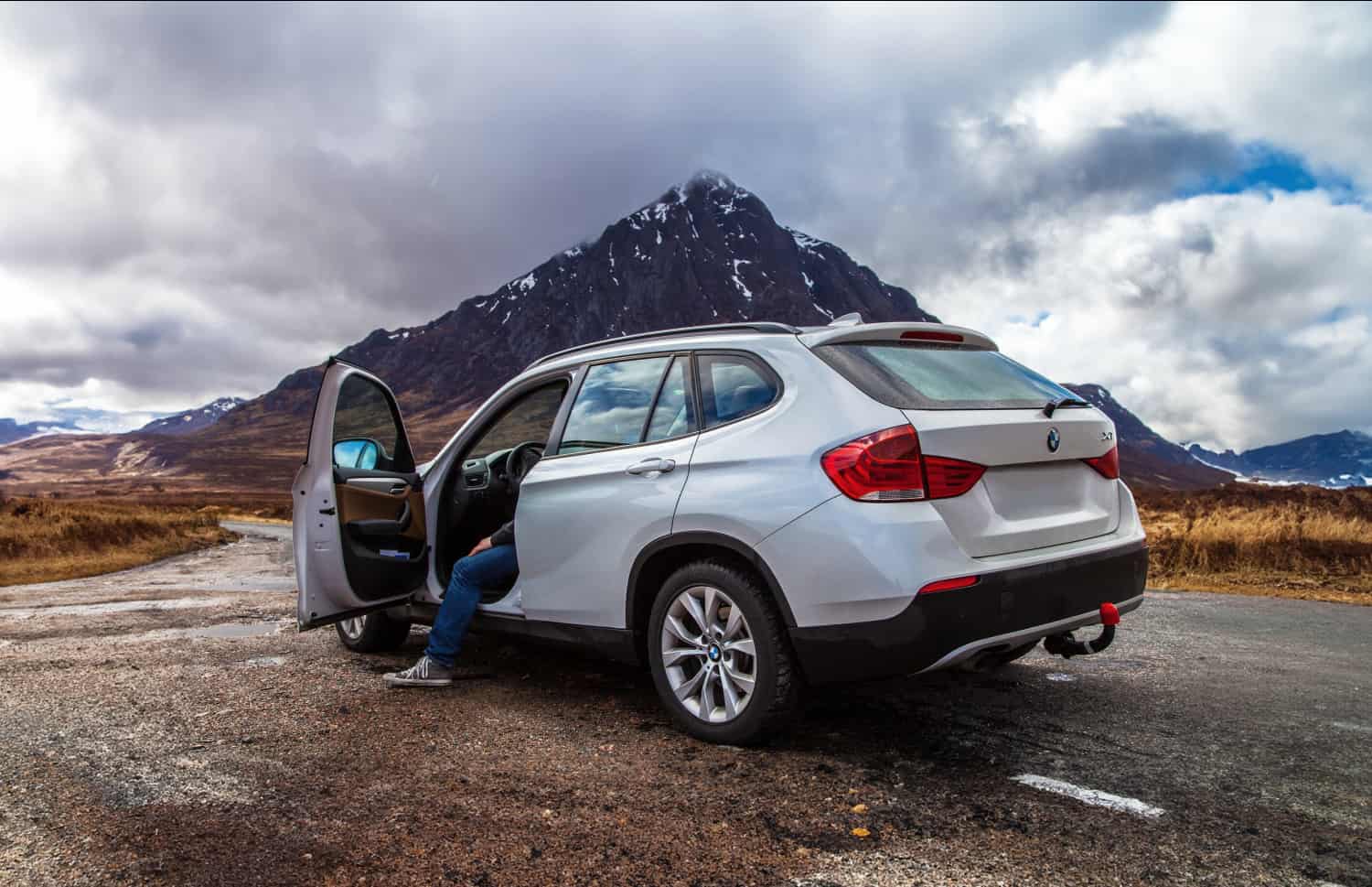 BMW X1. Un véhicule de location élégant pour les rues de la ville et les routes en gravier d’Islande, offrant une excellente efficacité énergétique et un grand confort pour explorer les paysages variés de l’Islande.