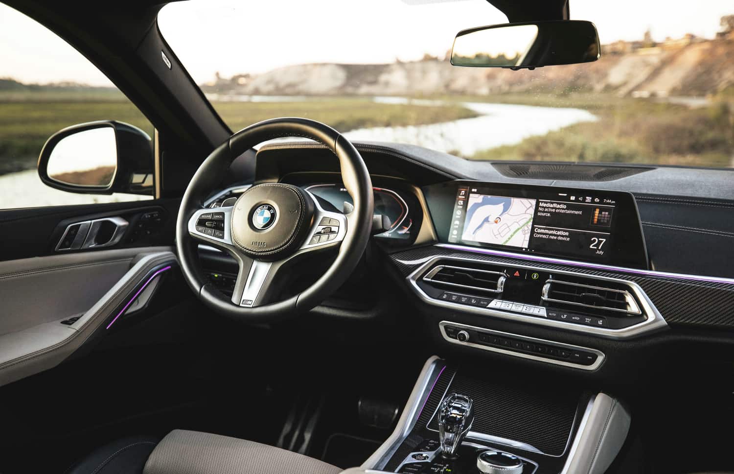 BMW X1. Un véhicule de location élégant pour les rues de la ville et les routes en gravier d’Islande, offrant une excellente efficacité énergétique et un grand confort pour explorer les paysages variés de l’Islande.