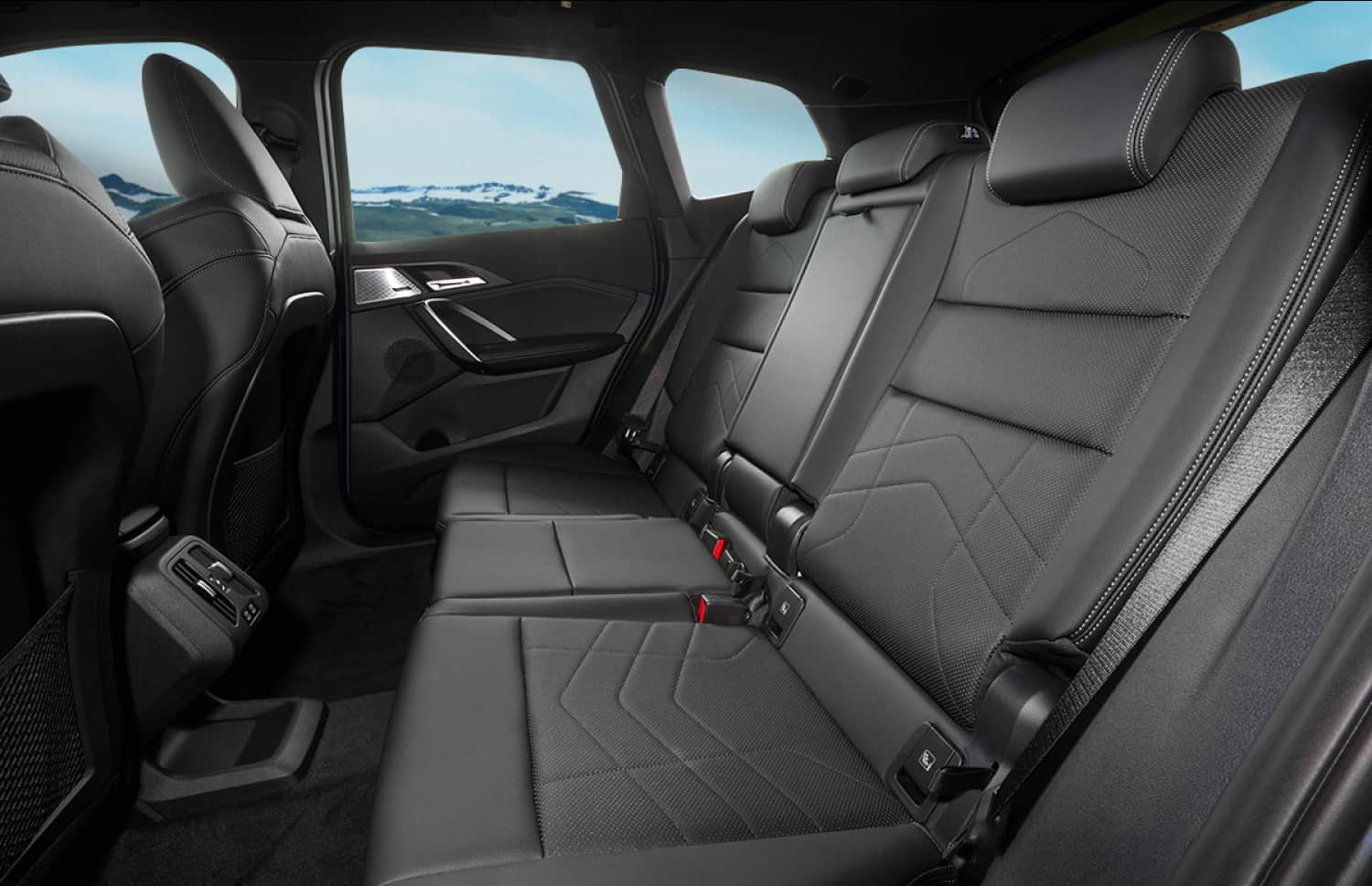 BMW X1. Un véhicule de location élégant pour les rues de la ville et les routes en gravier d’Islande, offrant une excellente efficacité énergétique et un grand confort pour explorer les paysages variés de l’Islande.