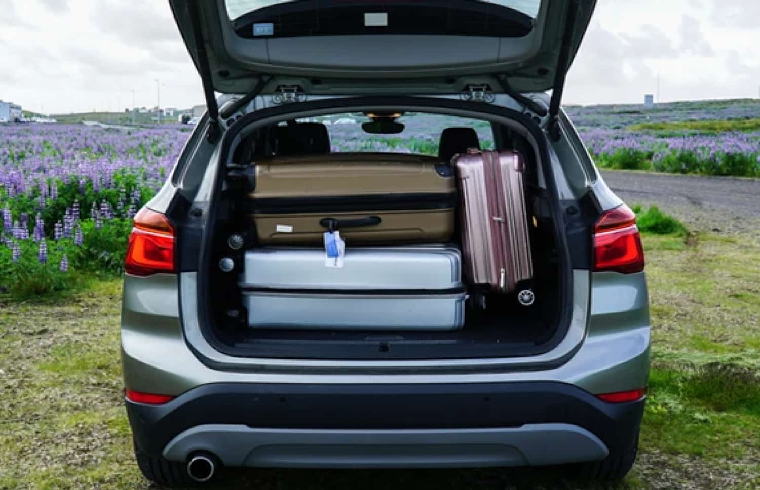 BMW X1. Un véhicule de location élégant pour les rues de la ville et les routes en gravier d’Islande, offrant une excellente efficacité énergétique et un grand confort pour explorer les paysages variés de l’Islande.