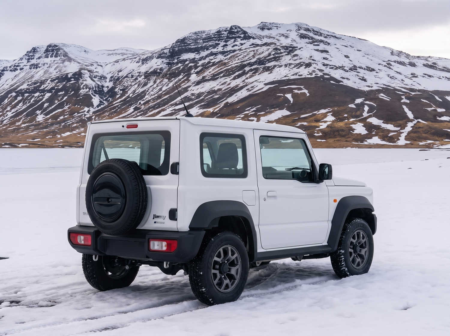 Suzuki Jimny. Ce SUV compact en Islande est conçu pour explorer des terrains difficiles et des régions isolées en toute simplicité, offrant une expérience hors route palpitante sur les pistes F exigeantes d’Islande.