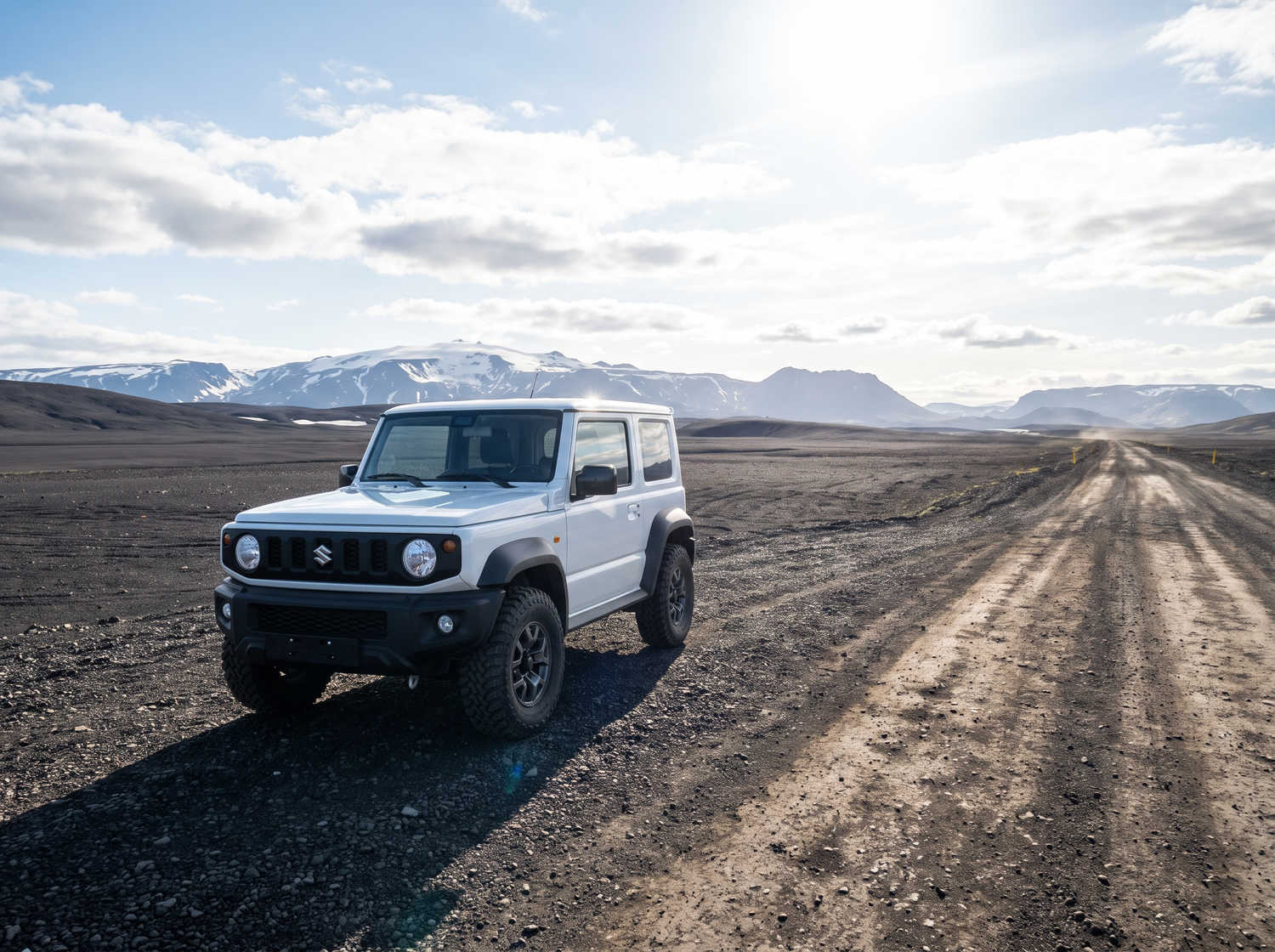 Suzuki Jimny. Ce SUV compact en Islande est conçu pour explorer des terrains difficiles et des régions isolées en toute simplicité, offrant une expérience hors route palpitante sur les pistes F exigeantes d’Islande.
