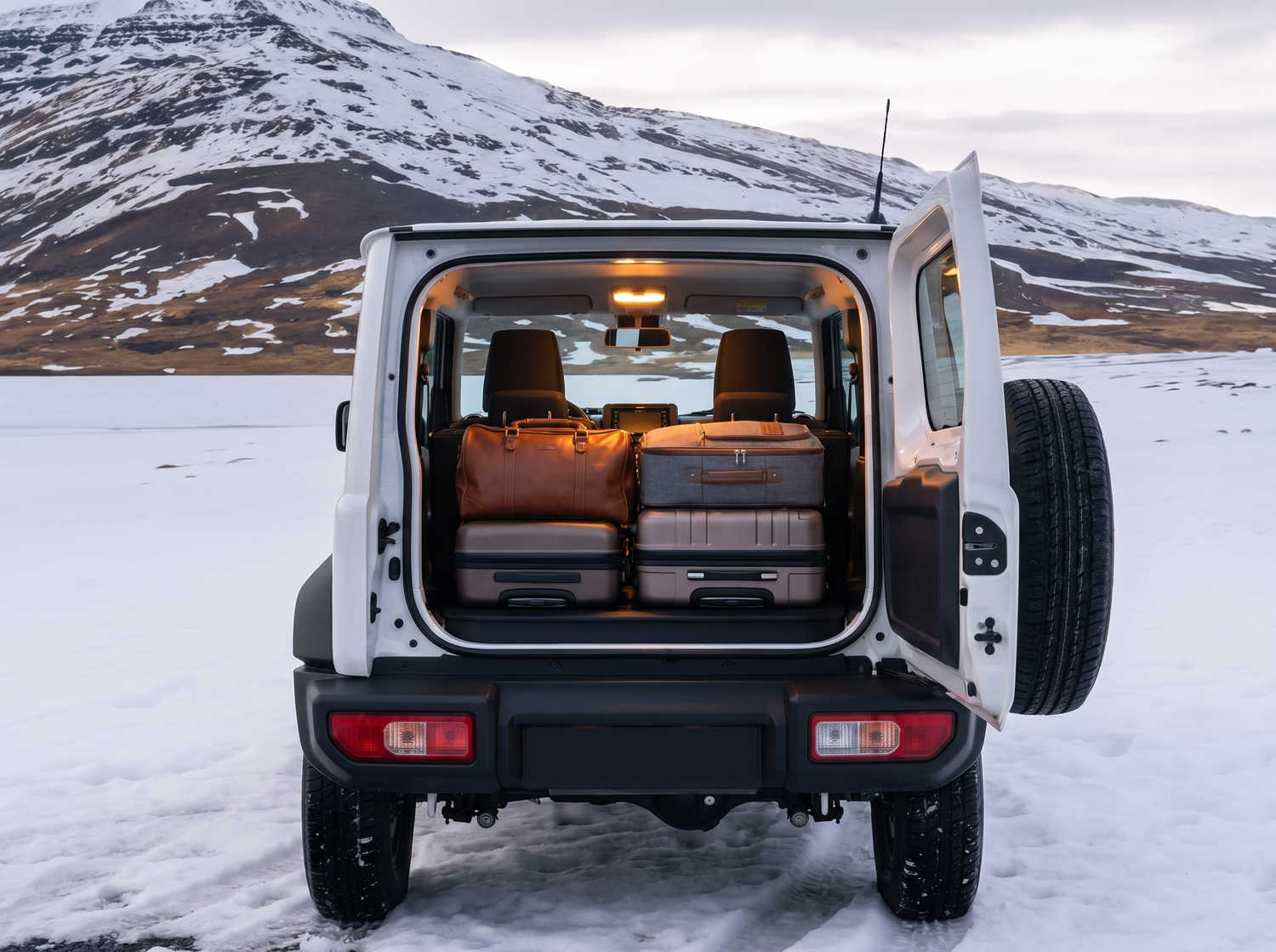 Suzuki Jimny. Ce SUV compact en Islande est conçu pour explorer des terrains difficiles et des régions isolées en toute simplicité, offrant une expérience hors route palpitante sur les pistes F exigeantes d’Islande.