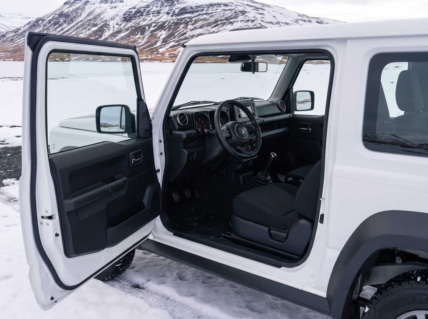 Suzuki Jimny. Ce SUV compact en Islande est conçu pour explorer des terrains difficiles et des régions isolées en toute simplicité, offrant une expérience hors route palpitante sur les pistes F exigeantes d’Islande.