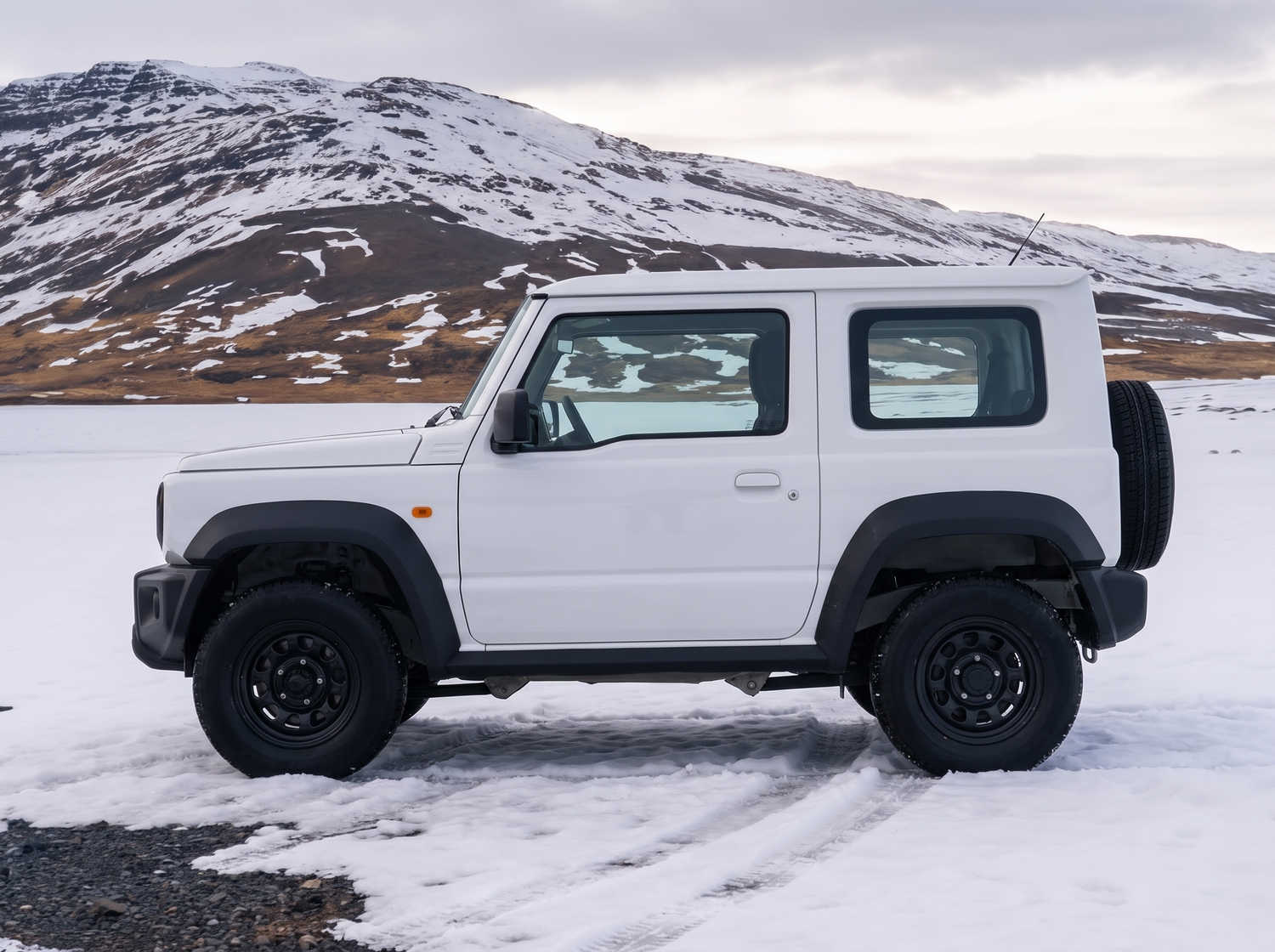 Suzuki Jimny. Ce SUV compact en Islande est conçu pour explorer des terrains difficiles et des régions isolées en toute simplicité, offrant une expérience hors route palpitante sur les pistes F exigeantes d’Islande.