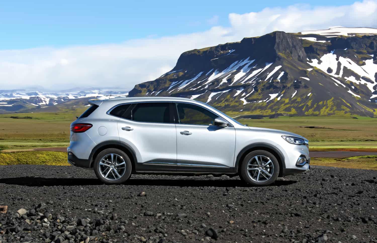 MG EHS. Louez cet SUV en Islande pour une conduite fluide sur la route circulaire et dans les rues de la ville, avec kilométrage illimité et traction avant pour divers types de terrains.