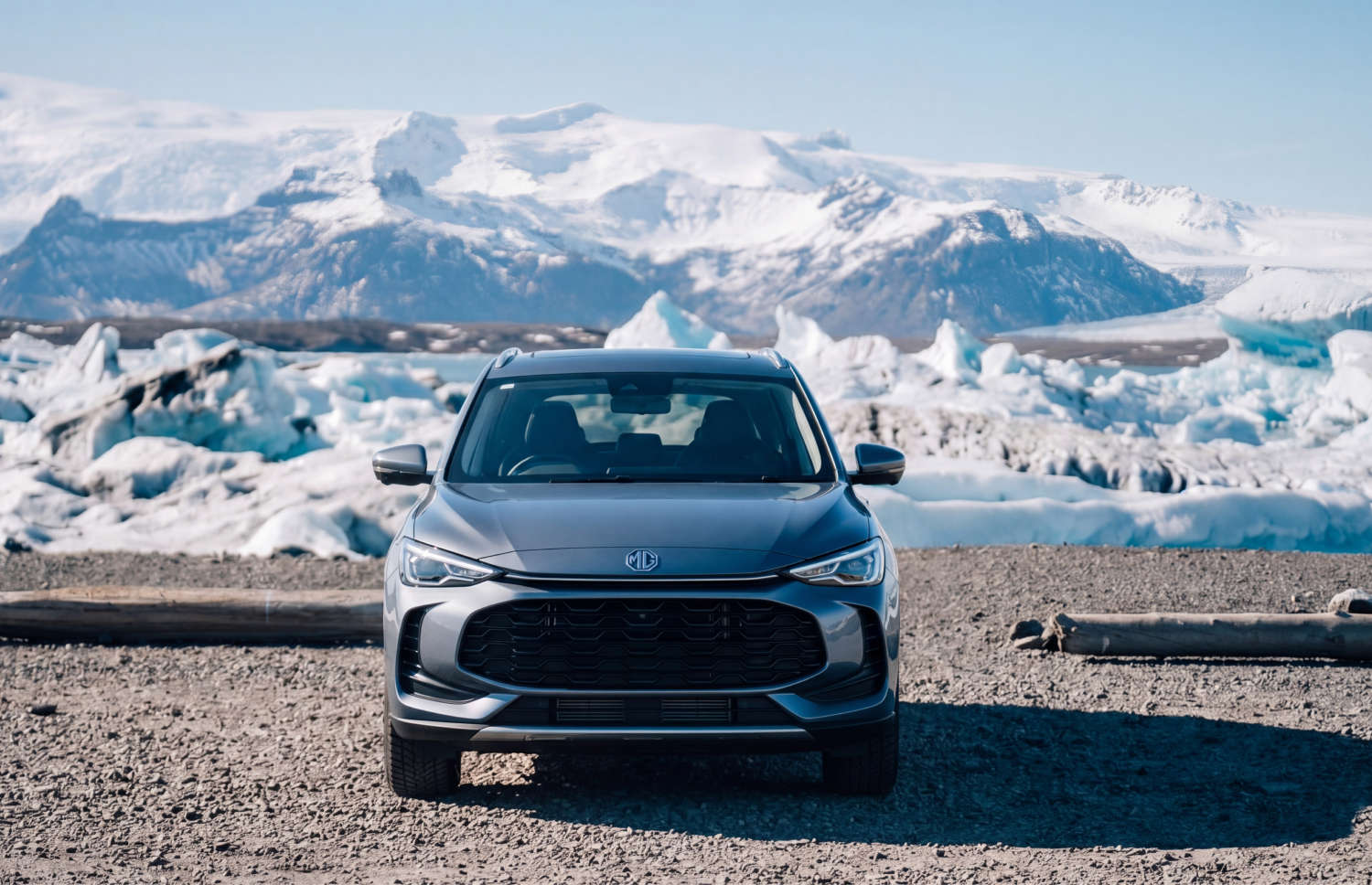 MG ZS . Louez cet SUV en Islande pour une conduite fluide sur la route circulaire et dans les rues de la ville, avec kilométrage illimité et traction avant pour divers types de terrains.
