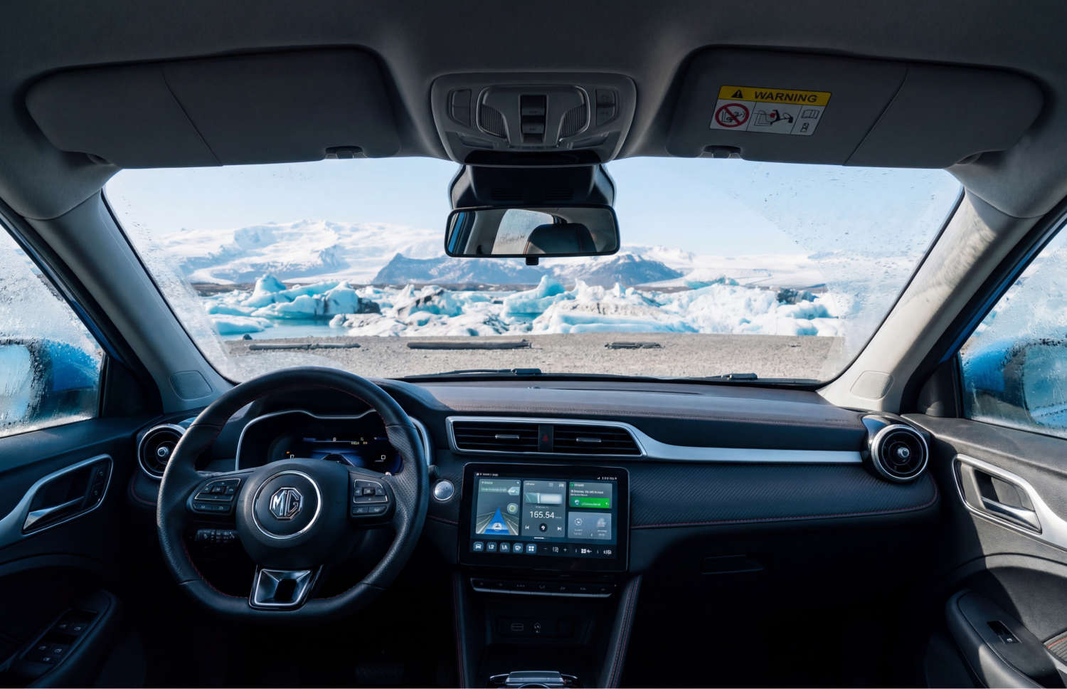 MG ZS . Louez cet SUV en Islande pour une conduite fluide sur la route circulaire et dans les rues de la ville, avec kilométrage illimité et traction avant pour divers types de terrains.