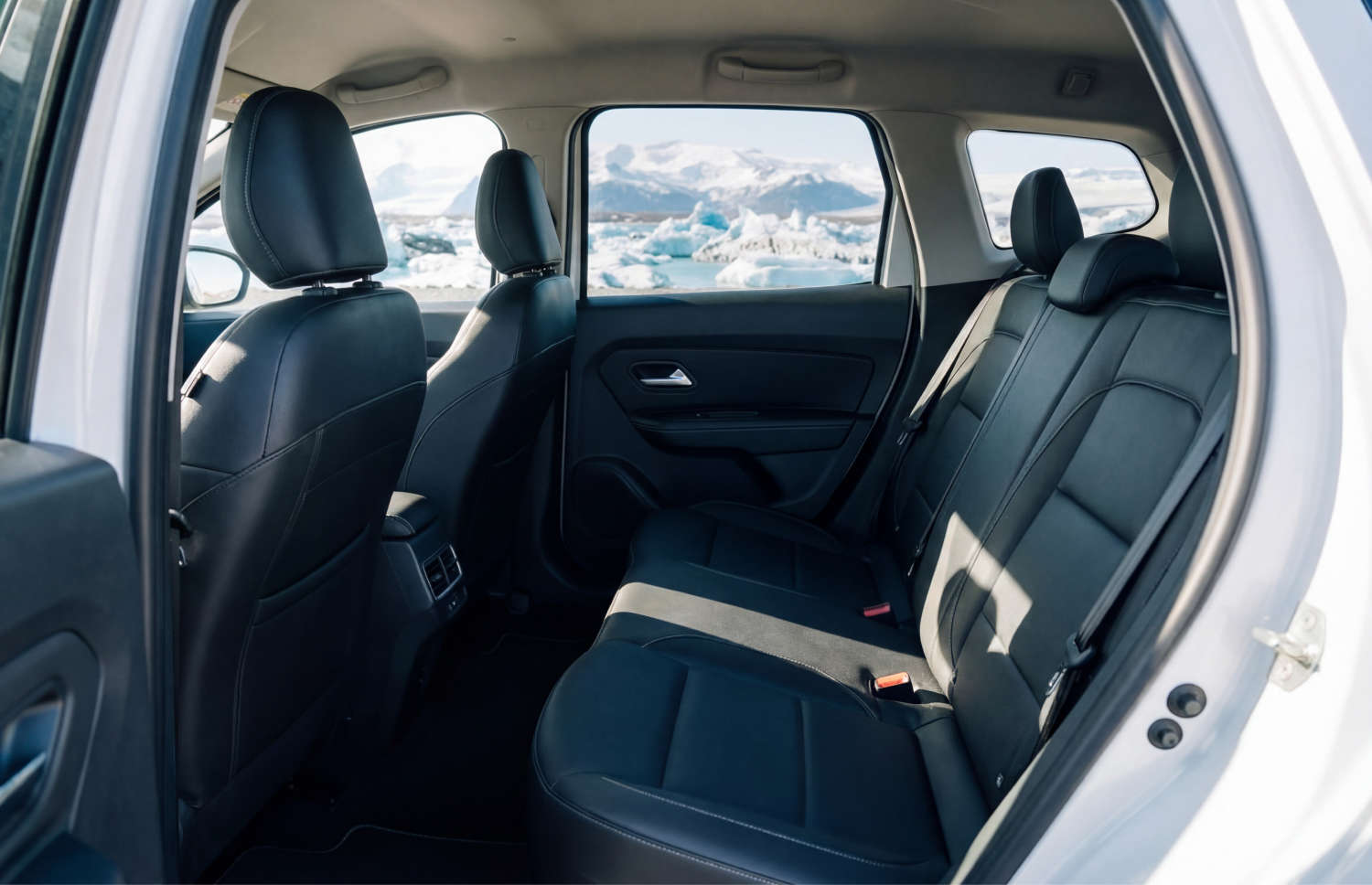 MG ZS . Louez cet SUV en Islande pour une conduite fluide sur la route circulaire et dans les rues de la ville, avec kilométrage illimité et traction avant pour divers types de terrains.