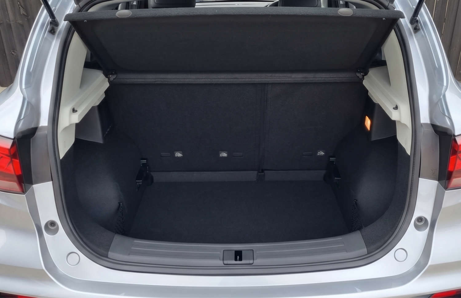 MG ZS . Louez cet SUV en Islande pour une conduite fluide sur la route circulaire et dans les rues de la ville, avec kilométrage illimité et traction avant pour divers types de terrains.