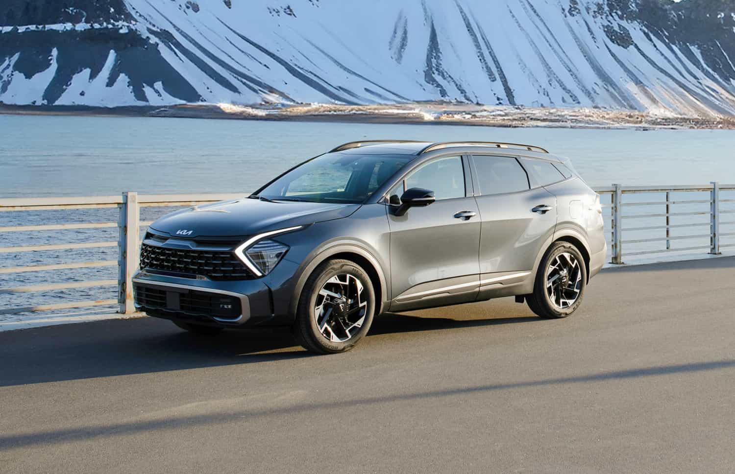 Kia Sportage. Un véhicule de location spacieux en Islande, conçu pour affronter les conditions météorologiques islandaises et rouler confortablement sur les routes en gravier, avec suffisamment d’espace pour les passagers et les bagages.