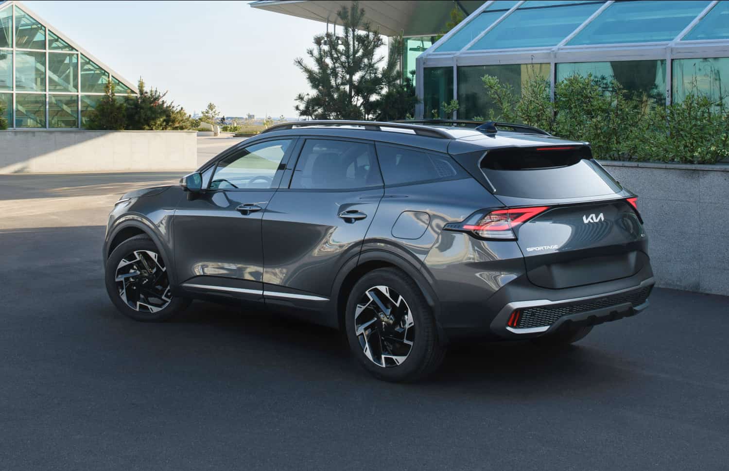 Kia Sportage. Un véhicule de location spacieux en Islande, conçu pour affronter les conditions météorologiques islandaises et rouler confortablement sur les routes en gravier, avec suffisamment d’espace pour les passagers et les bagages.