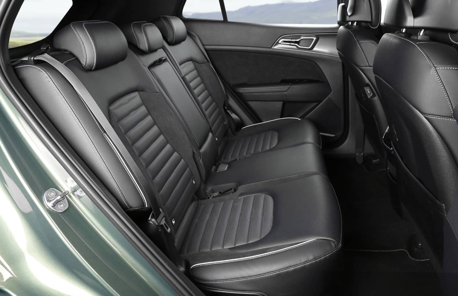 Kia Sportage. Un véhicule de location spacieux en Islande, conçu pour affronter les conditions météorologiques islandaises et rouler confortablement sur les routes en gravier, avec suffisamment d’espace pour les passagers et les bagages.