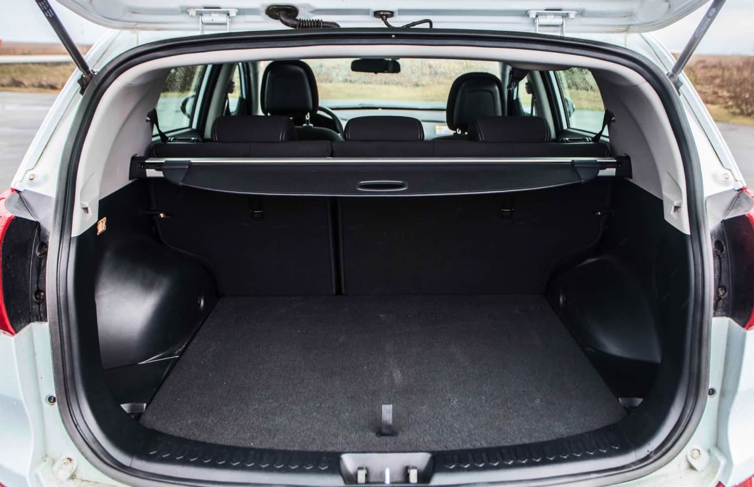 Kia Sportage. Un véhicule de location spacieux en Islande, conçu pour affronter les conditions météorologiques islandaises et rouler confortablement sur les routes en gravier, avec suffisamment d’espace pour les passagers et les bagages.