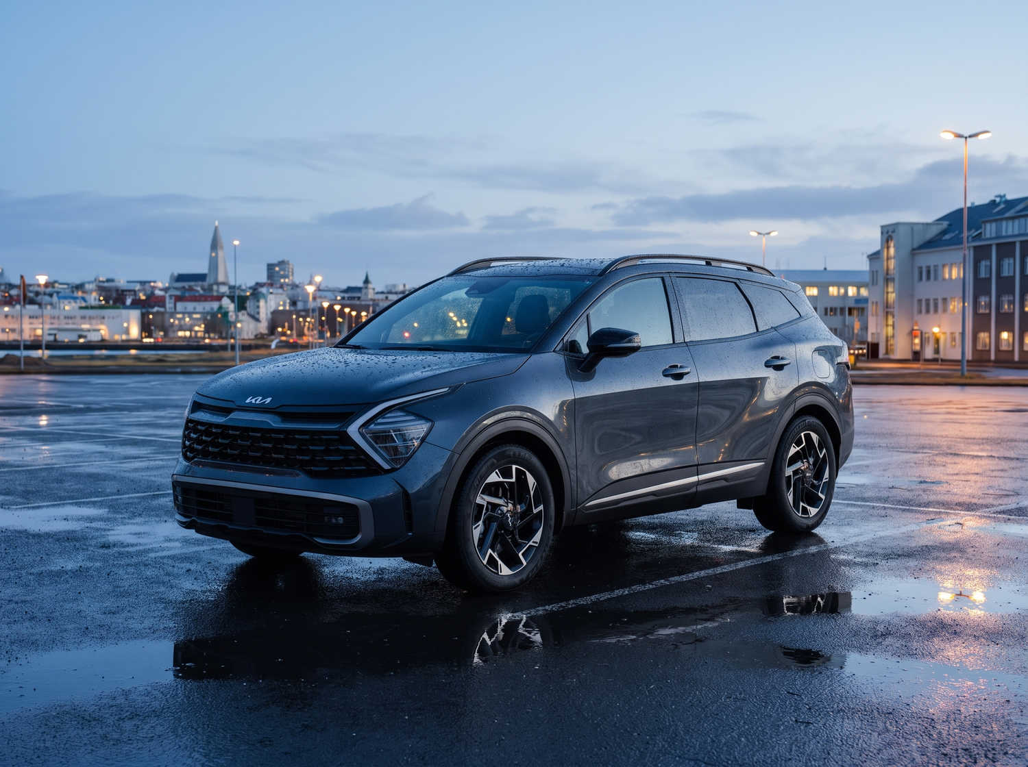 Kia Sportage. Un véhicule de location spacieux en Islande, conçu pour affronter les conditions météorologiques islandaises et rouler confortablement sur les routes en gravier, avec suffisamment d’espace pour les passagers et les bagages.