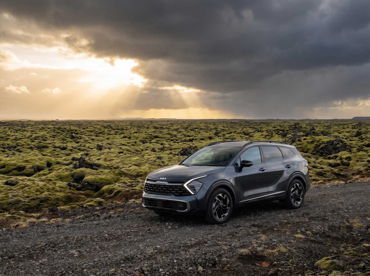 Kia Sportage. Un véhicule de location spacieux en Islande, conçu pour affronter les conditions météorologiques islandaises et rouler confortablement sur les routes en gravier, avec suffisamment d’espace pour les passagers et les bagages.