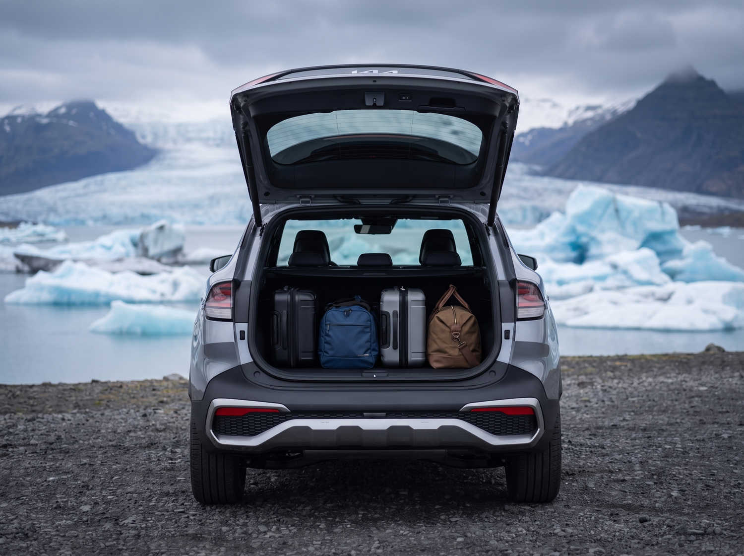 Kia Sportage. Un véhicule de location spacieux en Islande, conçu pour affronter les conditions météorologiques islandaises et rouler confortablement sur les routes en gravier, avec suffisamment d’espace pour les passagers et les bagages.