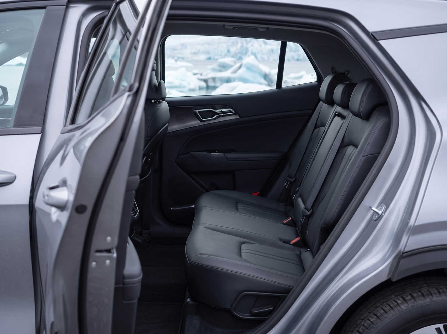 Kia Sportage. Un véhicule de location spacieux en Islande, conçu pour affronter les conditions météorologiques islandaises et rouler confortablement sur les routes en gravier, avec suffisamment d’espace pour les passagers et les bagages.