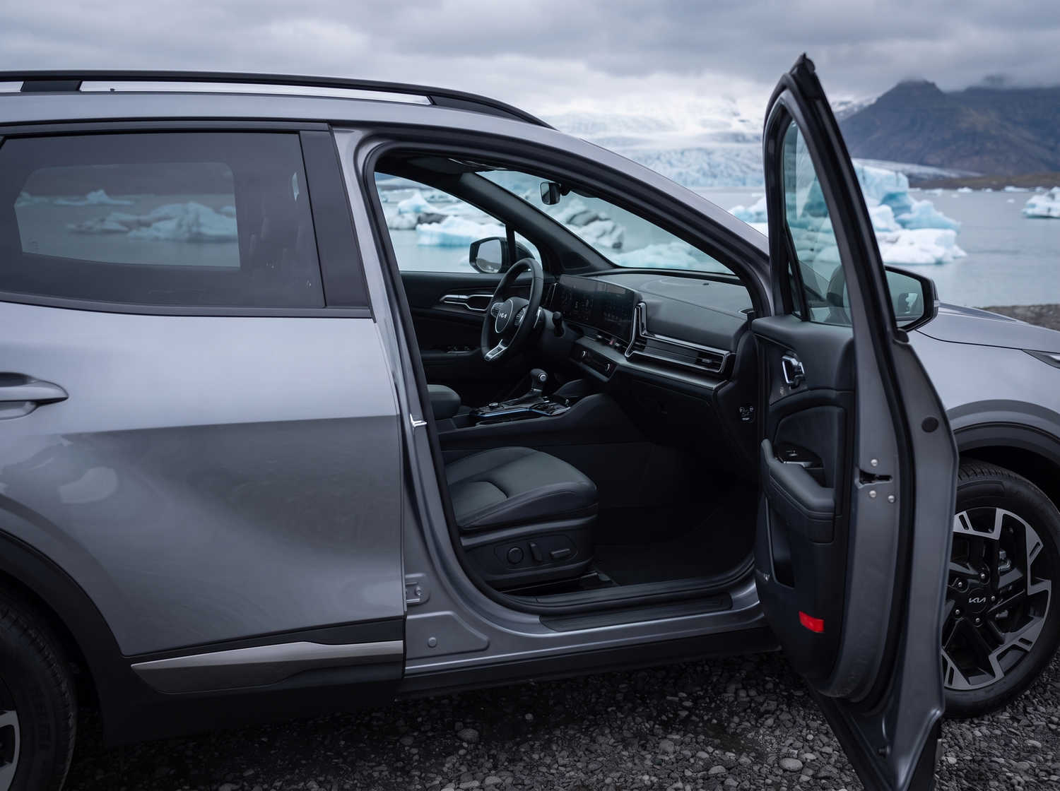 Kia Sportage. Un véhicule de location spacieux en Islande, conçu pour affronter les conditions météorologiques islandaises et rouler confortablement sur les routes en gravier, avec suffisamment d’espace pour les passagers et les bagages.