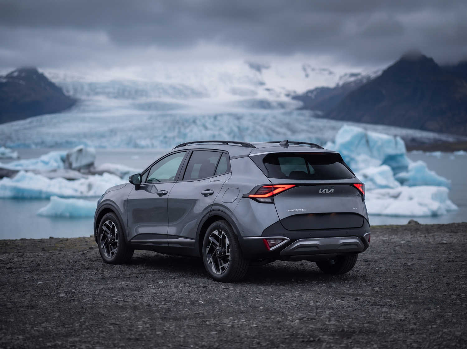 Kia Sportage. Un véhicule de location spacieux en Islande, conçu pour affronter les conditions météorologiques islandaises et rouler confortablement sur les routes en gravier, avec suffisamment d’espace pour les passagers et les bagages.