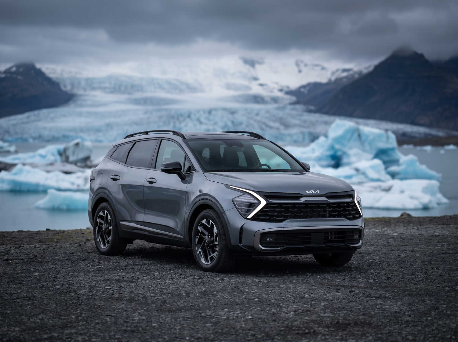 Kia Sportage. Un véhicule de location spacieux en Islande, conçu pour affronter les conditions météorologiques islandaises et rouler confortablement sur les routes en gravier, avec suffisamment d’espace pour les passagers et les bagages.