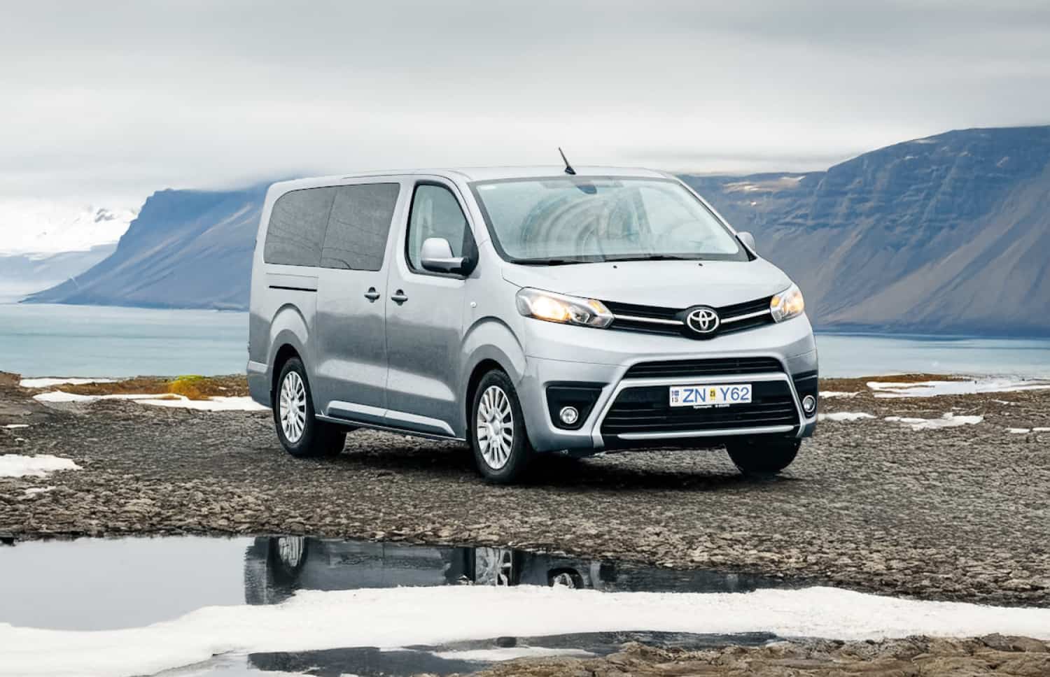 Toyota Proace argentée, van 9 places avec boîte automatique, GPS, Bluetooth, sièges chauffants et chargeur USB pour les voyages en groupe en Islande.