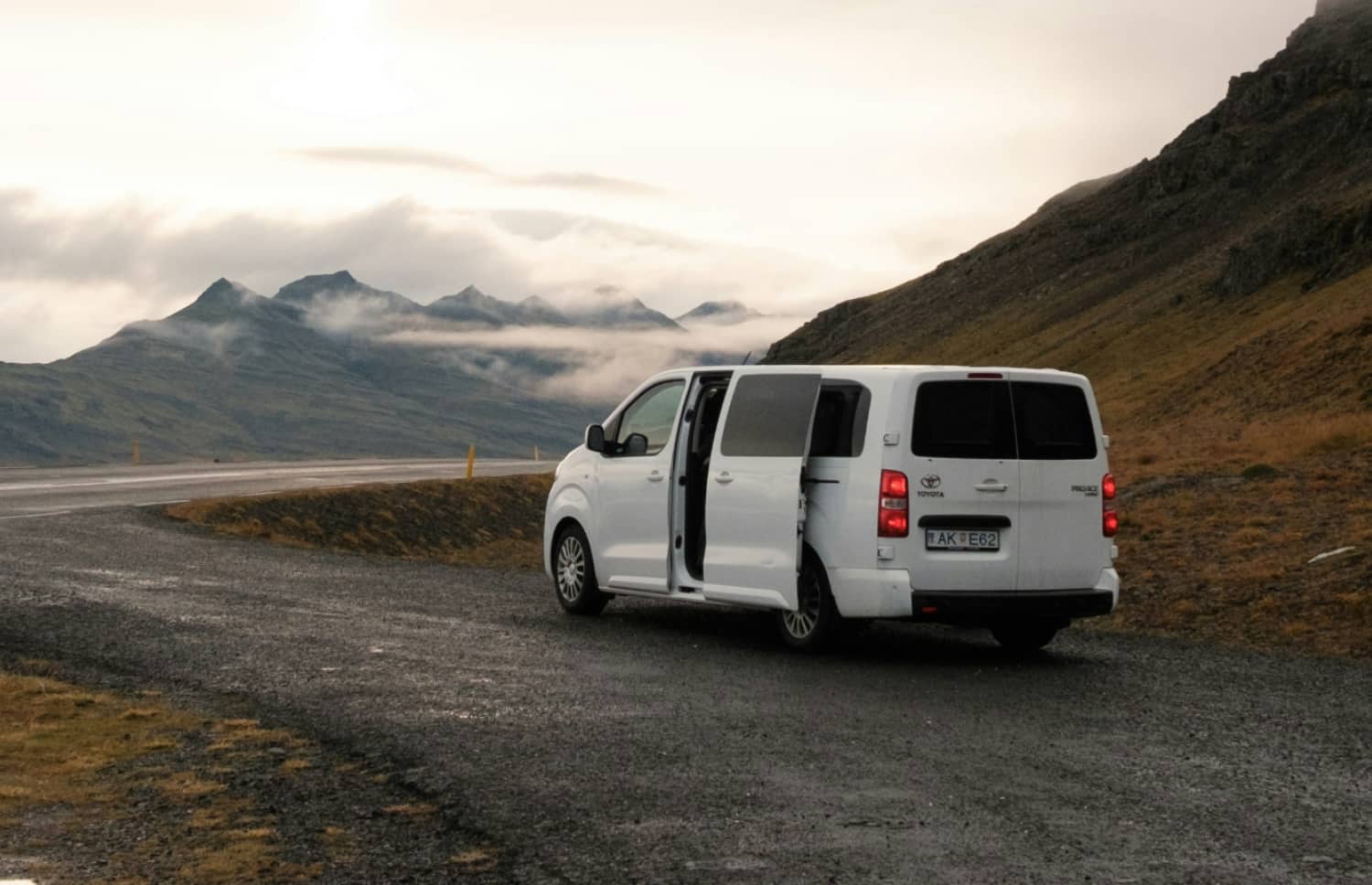 Toyota Proace argentée, van 9 places avec boîte automatique, GPS, Bluetooth, sièges chauffants et chargeur USB pour les voyages en groupe en Islande.