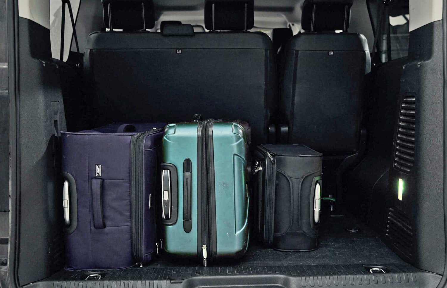 Toyota Proace argentée, van 9 places avec boîte automatique, GPS, Bluetooth, sièges chauffants et chargeur USB pour les voyages en groupe en Islande.