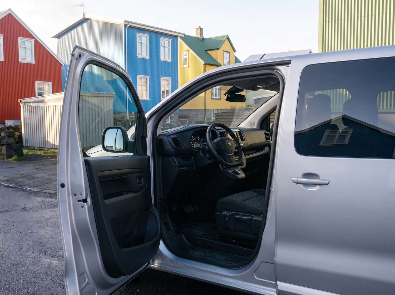 Toyota Proace argentée, van 9 places avec boîte automatique, GPS, Bluetooth, sièges chauffants et chargeur USB pour les voyages en groupe en Islande.