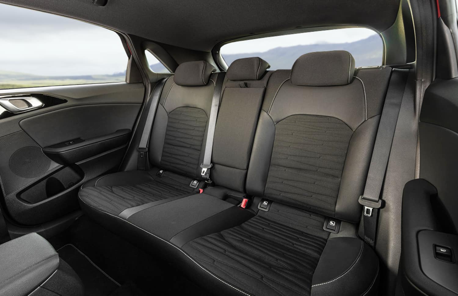 Kia XCeed jaune vif, crossover automatique avec GPS, caméra de recul et sièges chauffants; 5 places et espace pour 2 bagages, parfait pour découvrir l’Islande.
