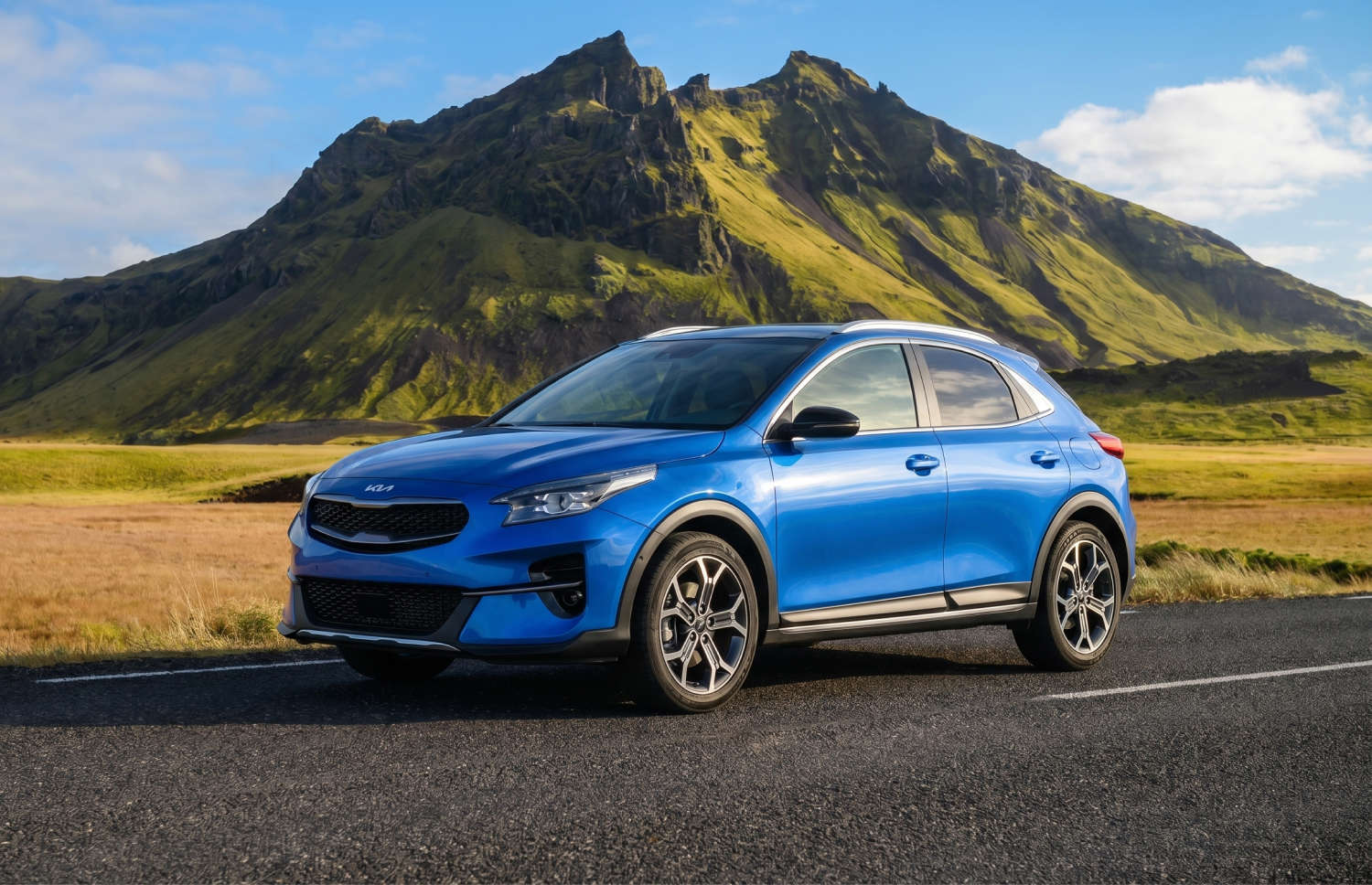 Kia XCeed jaune vif, crossover automatique avec GPS, caméra de recul et sièges chauffants; 5 places et espace pour 2 bagages, parfait pour découvrir l’Islande.