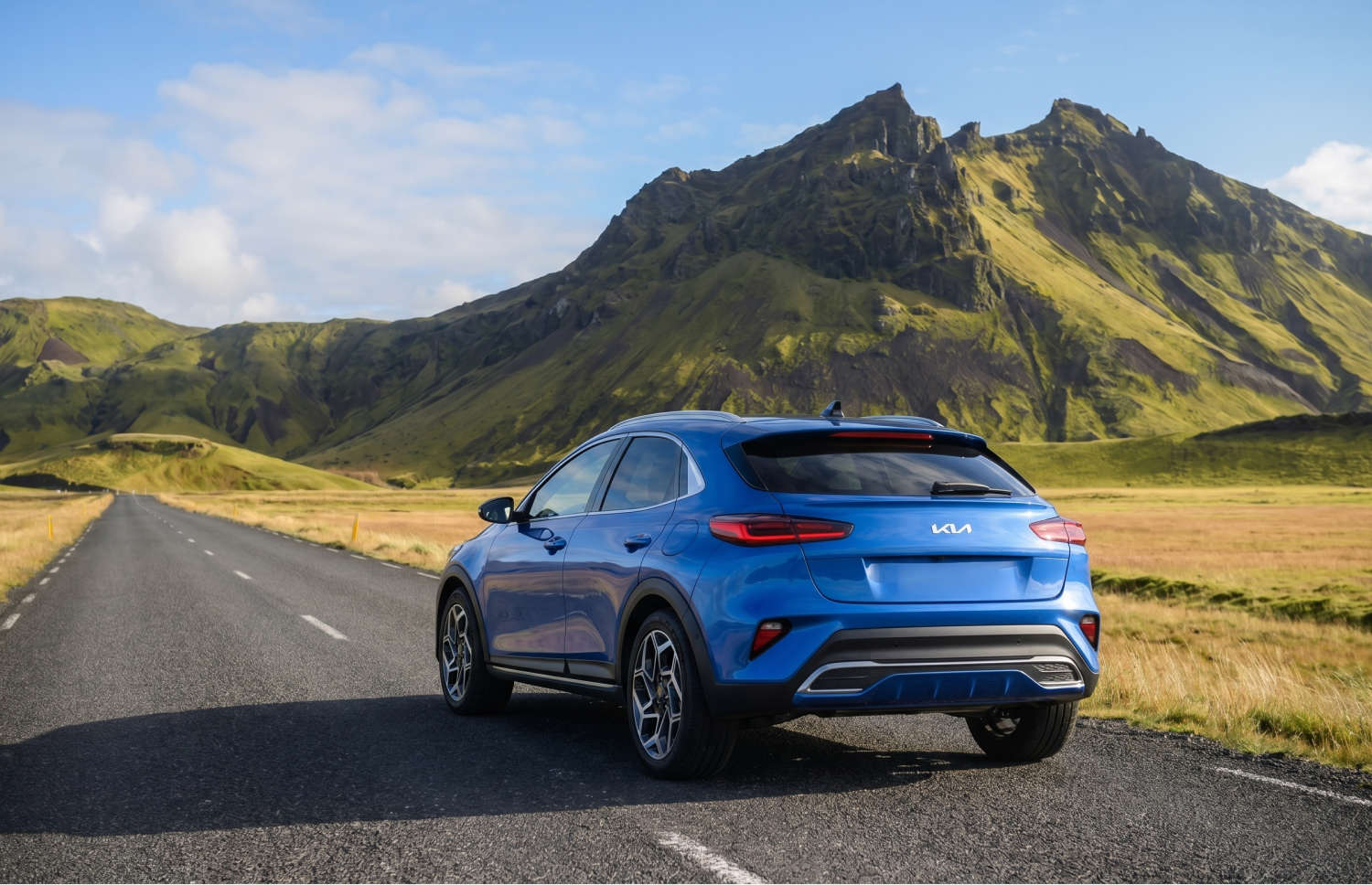 Kia XCeed jaune vif, crossover automatique avec GPS, caméra de recul et sièges chauffants; 5 places et espace pour 2 bagages, parfait pour découvrir l’Islande.