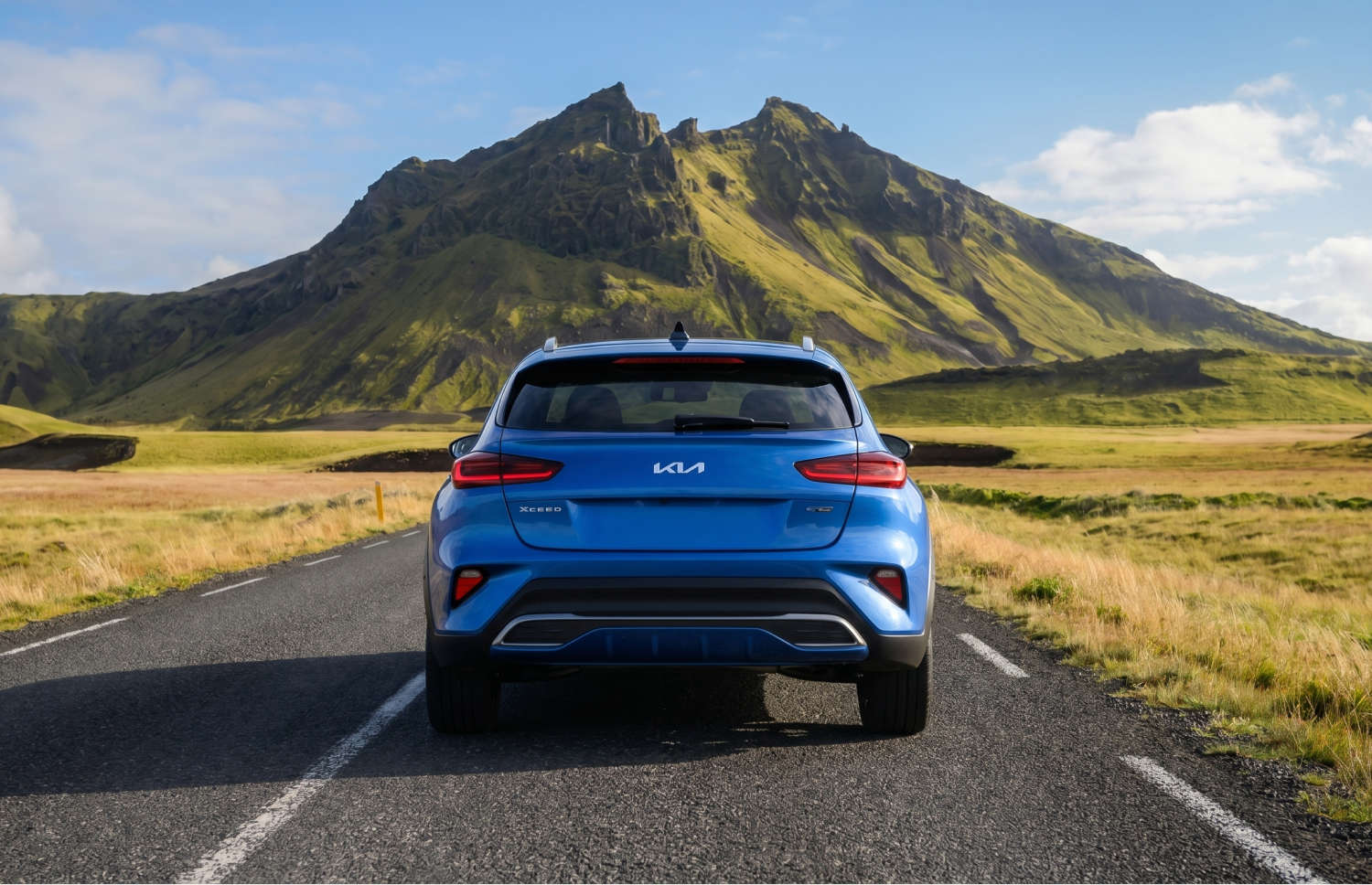 Kia XCeed jaune vif, crossover automatique avec GPS, caméra de recul et sièges chauffants; 5 places et espace pour 2 bagages, parfait pour découvrir l’Islande.